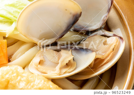 うどんすきに入れられたはまぐり。 96523249