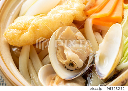 うどんすきに入れられたはまぐり。 うどんすきに入れられたはまぐり。 96523252