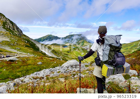 立山を登る山ガール 立山を登る山ガール 96523319