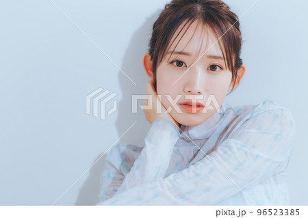 若い女性のナチュラルビューティー 96523385