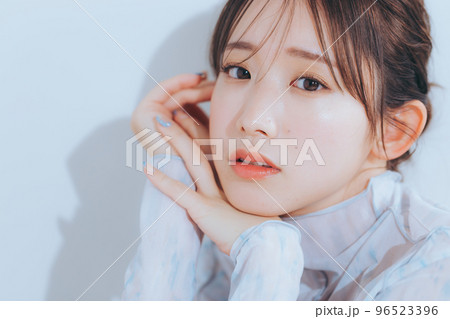 若い女性のナチュラルビューティー 96523396