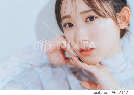 若い女性のナチュラルビューティー 若い女性のナチュラルビューティー 96523425