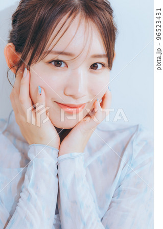 若い女性のナチュラルビューティー 96523431