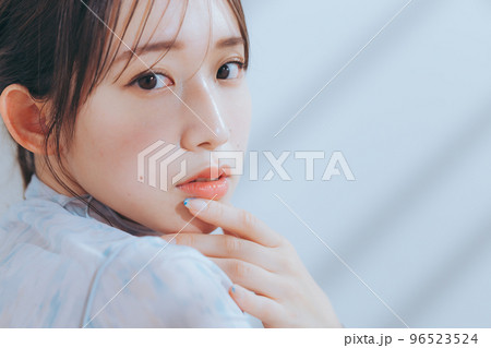 若い女性のナチュラルビューティー 96523524