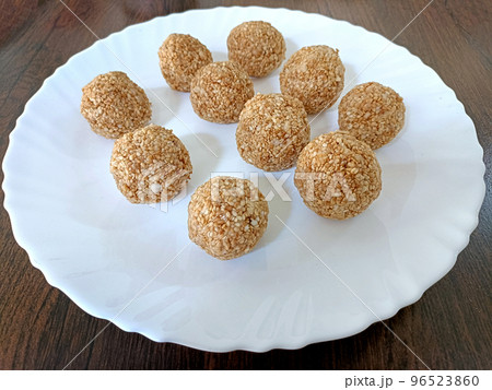 Indian white sesame seeds sweet or tilgul laddu, made up of jaggery and sesame seeds, hand made, round, indian sweet on Makar Sankranti festival 96523860