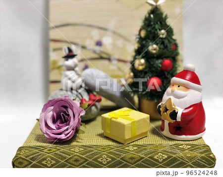 クリスマスのイメージ素材　サンタと順番待ちのウサギ 96524248
