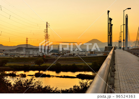 相模川に架かる銀河大橋から眺める夕焼けの富士山 96524363