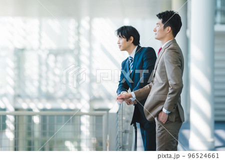 スーツを着た30-40代のかっこいいビジネスマン スーツを着た30-40代のかっこいいビジネスマン 96524661