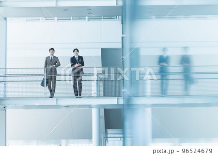 スーツを着た30-40代のかっこいいビジネスマン 96524679