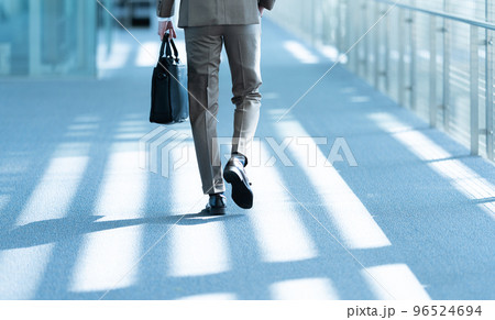 スーツを着た30-40代のかっこいいビジネスマン 96524694