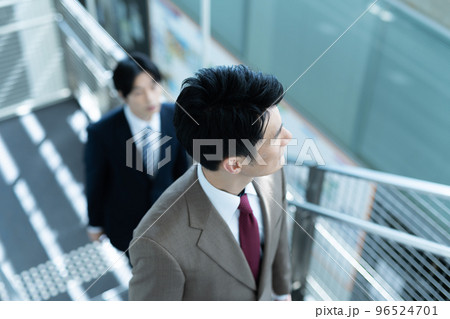 スーツを着た30-40代のかっこいいビジネスマン 96524701