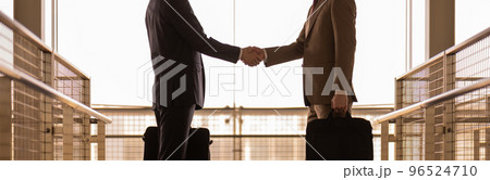 握手をする二人のビジネスマン 握手をする二人のビジネスマン 96524710