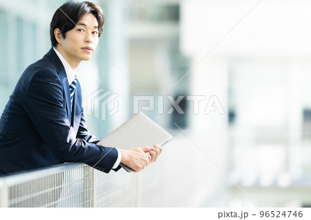 スーツを着た30-40代のかっこいいビジネスマン 96524746
