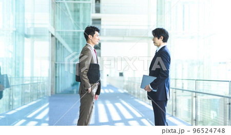 スーツを着た30-40代のかっこいいビジネスマン 96524748