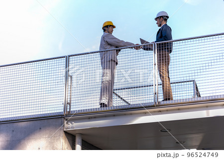 点検をする作業着の40代の男性 96524749