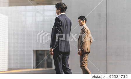 スーツを着た30-40代のかっこいいビジネスマン 96524756