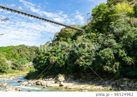 三重県伊賀市岩倉峡公園の木津川にかかるしあん橋(吊り橋) 96524962
