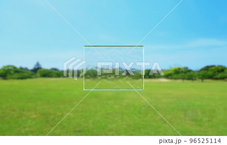 公園に浮かぶガラスブロック 96525114