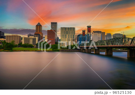 Sunset over Portland downtown and the Willamette River in Portland, Oregon Sunset over Portland downtown and the Willamette River in Portland, Oregon 96525130