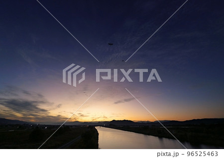 水鳥が飛ぶ爽やかな晩秋の夜明け空と反射する川・超広角・空主体・221030am 96525463