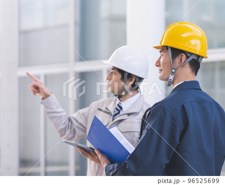 点検をする作業着の40代の男性 点検をする作業着の40代の男性 96525699