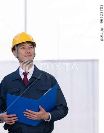 作業着を着た30代の男性 作業着を着た30代の男性 96525705