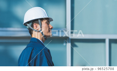 作業着を着た30代の男性 96525708