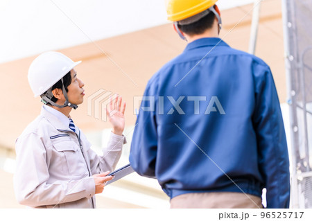 作業着を着た30代の男性 作業着を着た30代の男性 96525717