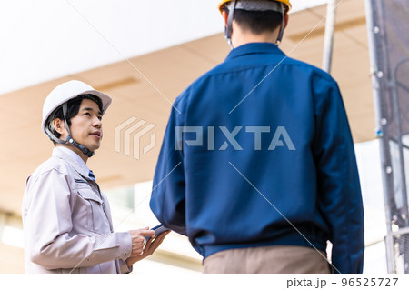 作業着を着た30代の男性 作業着を着た30代の男性 96525727