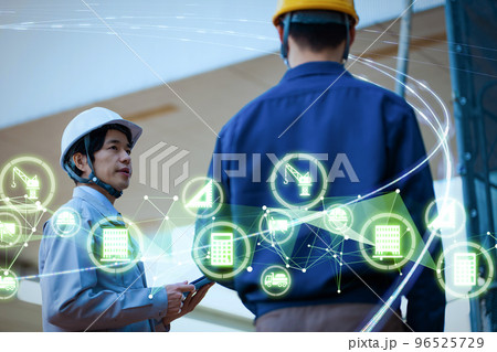 点検作業をするビジネスパーソン 96525729