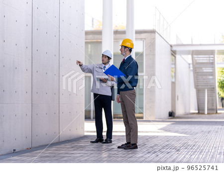 作業着を着た30代の男性 96525741