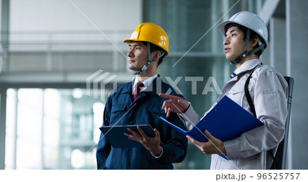 点検をする作業着の40代の男性 点検をする作業着の40代の男性 96525757