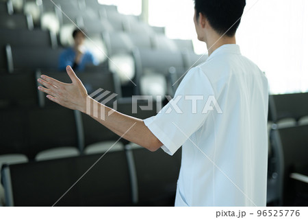 医療の現場で働く男性スタッフ 医療の現場で働く男性スタッフ 96525776