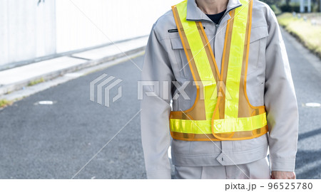 作業着を着た30代の男性 96525780