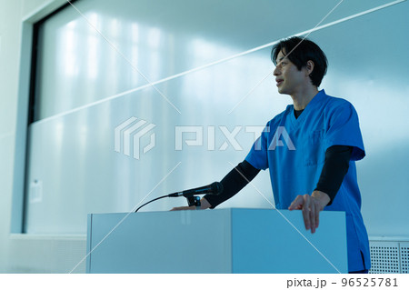 医療の現場で働く男性スタッフ 96525781