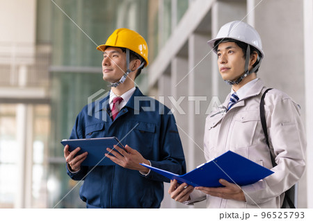 作業着を着た30代の男性 作業着を着た30代の男性 96525793