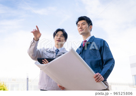 作業着を着た30代の男性 96525806
