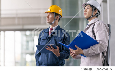 点検をする作業着の40代の男性 点検をする作業着の40代の男性 96525815