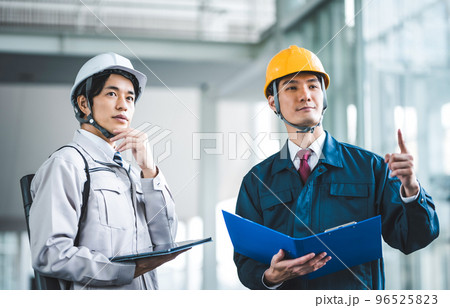 作業着を着た30代の男性 作業着を着た30代の男性 96525823