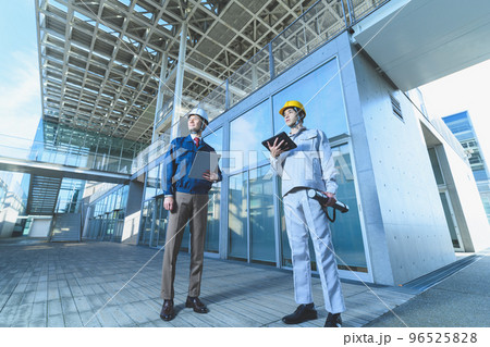 点検をする作業着の40代の男性 点検をする作業着の40代の男性 96525828