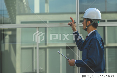 作業着を着た30代の男性 作業着を着た30代の男性 96525834