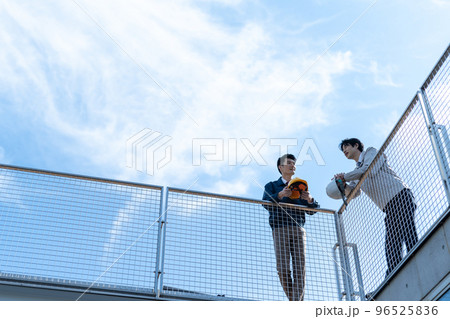 作業着を着た30代の男性 作業着を着た30代の男性 96525836