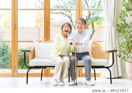 自宅でくつろぐシニアの夫婦 自宅でくつろぐシニアの夫婦 96525927