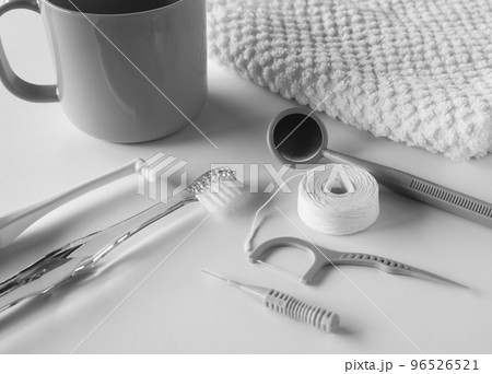 口腔ケアのアイテム　デンタルケア　歯の手入れ　歯周病予防 96526521