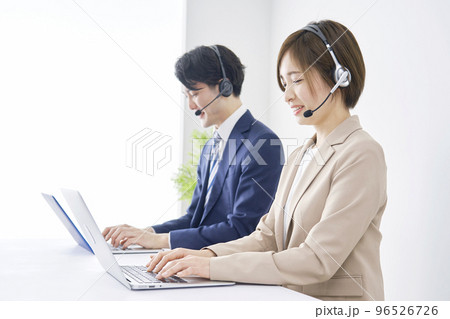 オフィスで働くオペレーター オフィスで働くオペレーター 96526726
