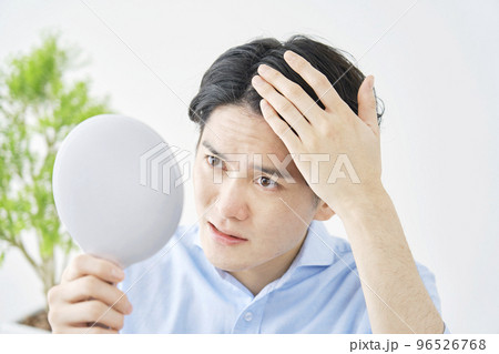 白髪に悩む男性 96526768