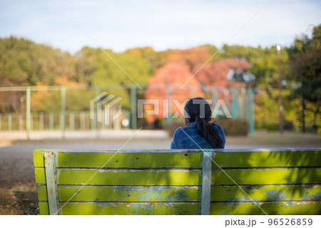 秋の公園で遊んでいる小学生の子供の姿 96526859