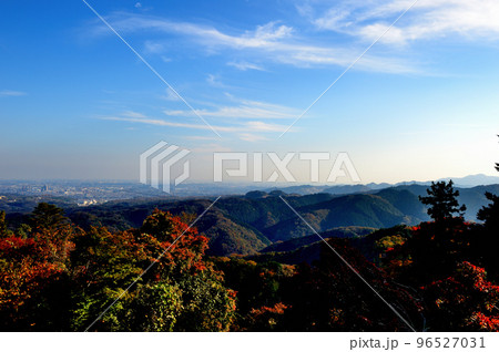 高尾山初秋の紅葉の風景 高尾山初秋の紅葉の風景 96527031
