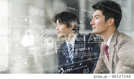 スーツを着た30-40代のかっこいいビジネスマン スーツを着た30-40代のかっこいいビジネスマン 96527248