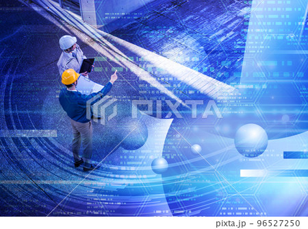 点検をする作業着の40代の男性 96527250